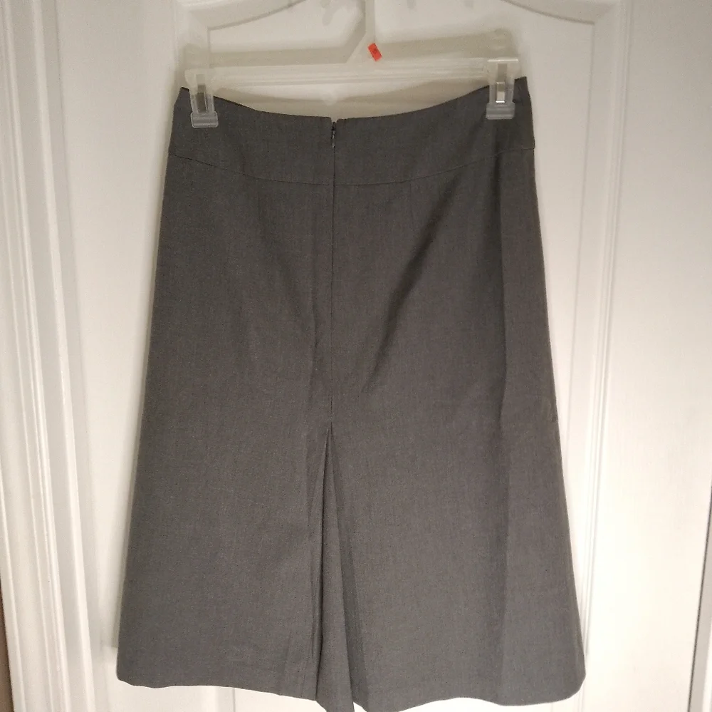 Anne Taylor/ size :4 /.  Gray Midi skirt with pleated slit in front and …